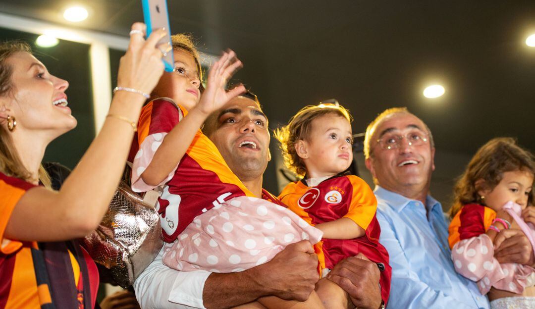 Falcao junto a su familia en la llegada al Galatasaray.