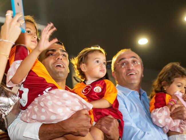Falcao junto a su familia en la llegada al Galatasaray.