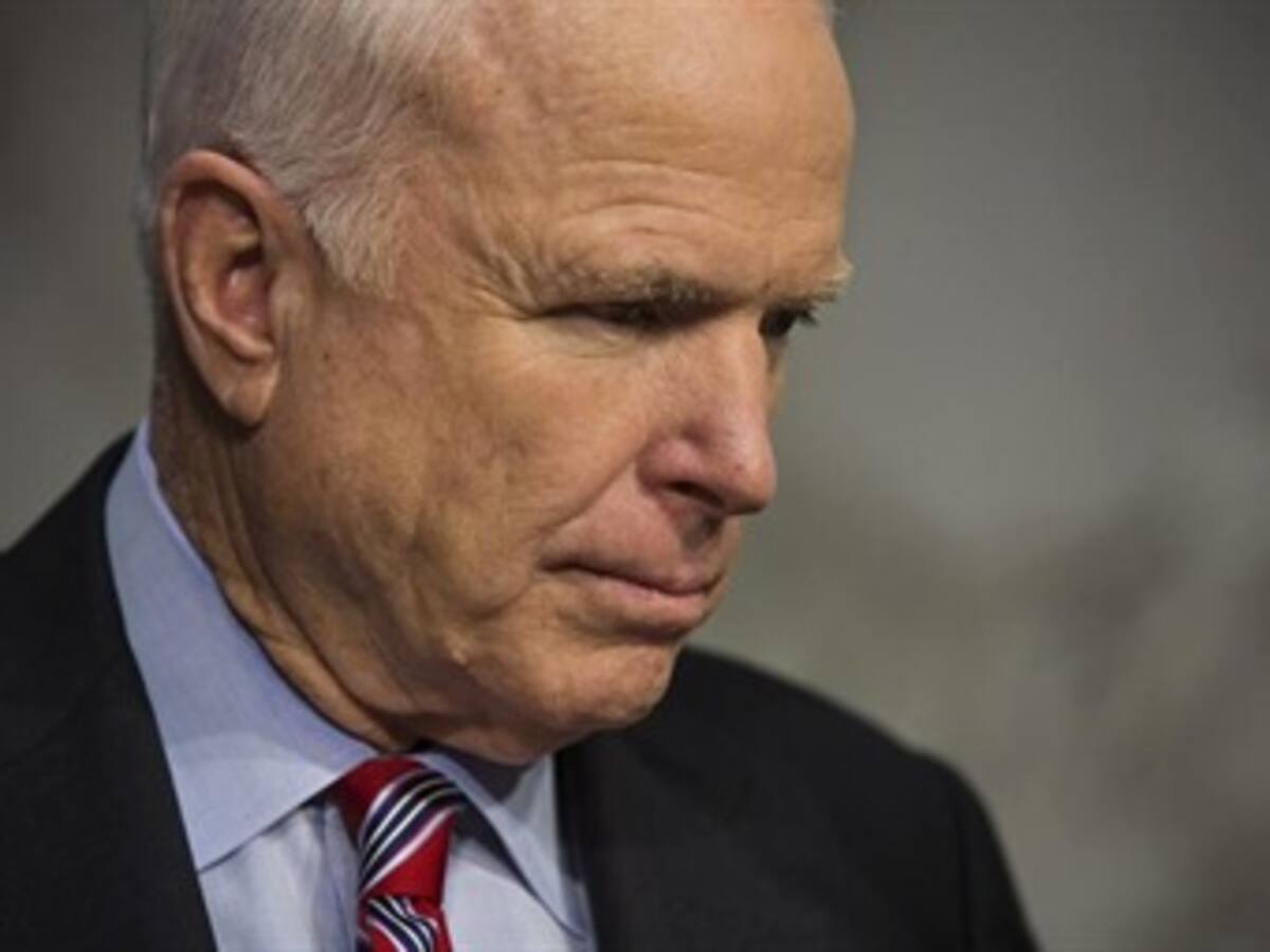 McCain es sorprendido jugando póker en el Senado mientras discutían sobre Siria
