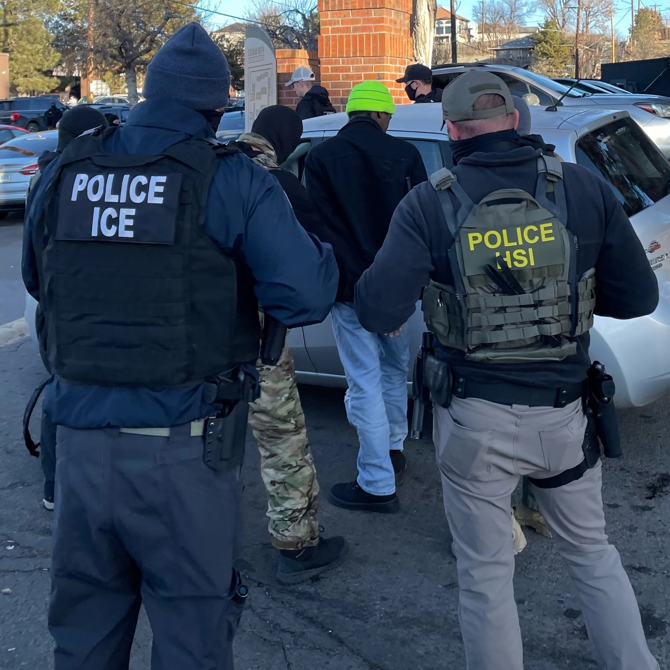 USA345. AURORA (CO, EEUU), 05/02/2025.- Fotografía cedida por el Servicio de Inmigración y Control de Aduanas de Estados Unidos (ICE) donde aparecen agentes durante el arresto de uno de los miembros de la pandilla Tren de Aragua en Aurora, Colorado (EE.UU.)

EFE/ICE 