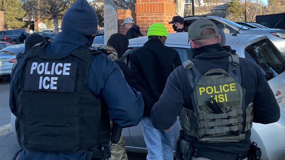 Aumentan suplantaciones de identidad de policías para “arrestar” a indocumentados latinos