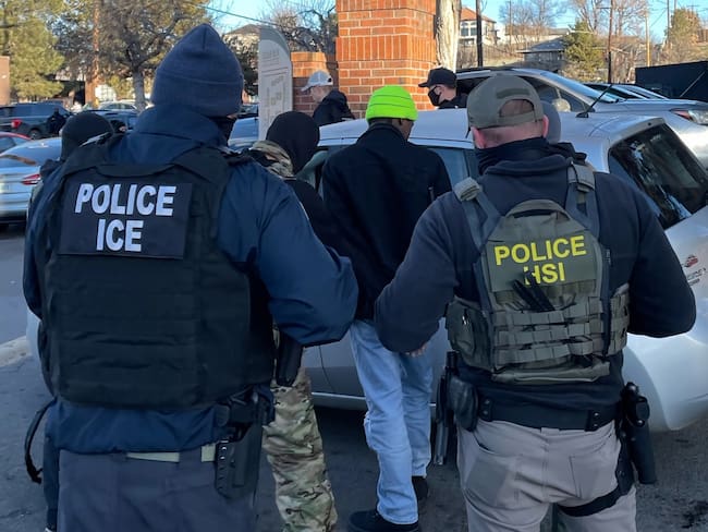 USA345. AURORA (CO, EEUU), 05/02/2025.- Fotografía cedida por el Servicio de Inmigración y Control de Aduanas de Estados Unidos (ICE) donde aparecen agentes durante el arresto de uno de los miembros de la pandilla Tren de Aragua en Aurora, Colorado (EE.UU.). Las autoridades migratorias de EE.UU. arrestaron este miércoles a un centenar de pandilleros de la banda trasnacional de origen venezolano Tren de Aragua en Aurora (Colorado) y a un número indeterminado de extranjeros, como parte de varias redadas que se llevaron a cabo en al menos once estados con ayuda de la DEA y el FBI, y en algunos casos usando granadas de humo. EFE/ICE /SOLO USO EDITORIAL /NO VENTAS /SOLO DISPONIBLE PARA ILUSTRAR LA NOTICIA QUE ACOMPAÑA /CRÉDITO OBLIGATORIO