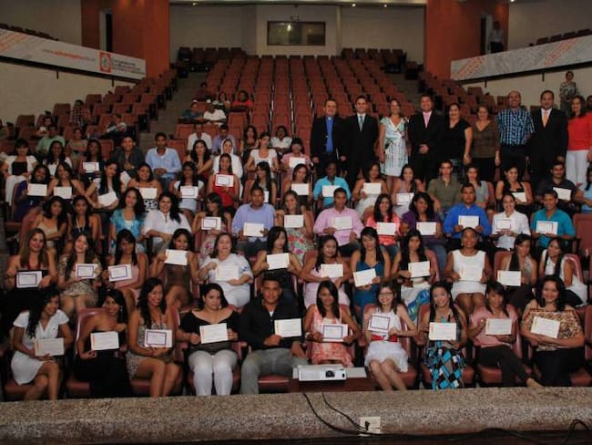 Alcaldía entrega 294 becas universitarios a jóvenes de Cartagena