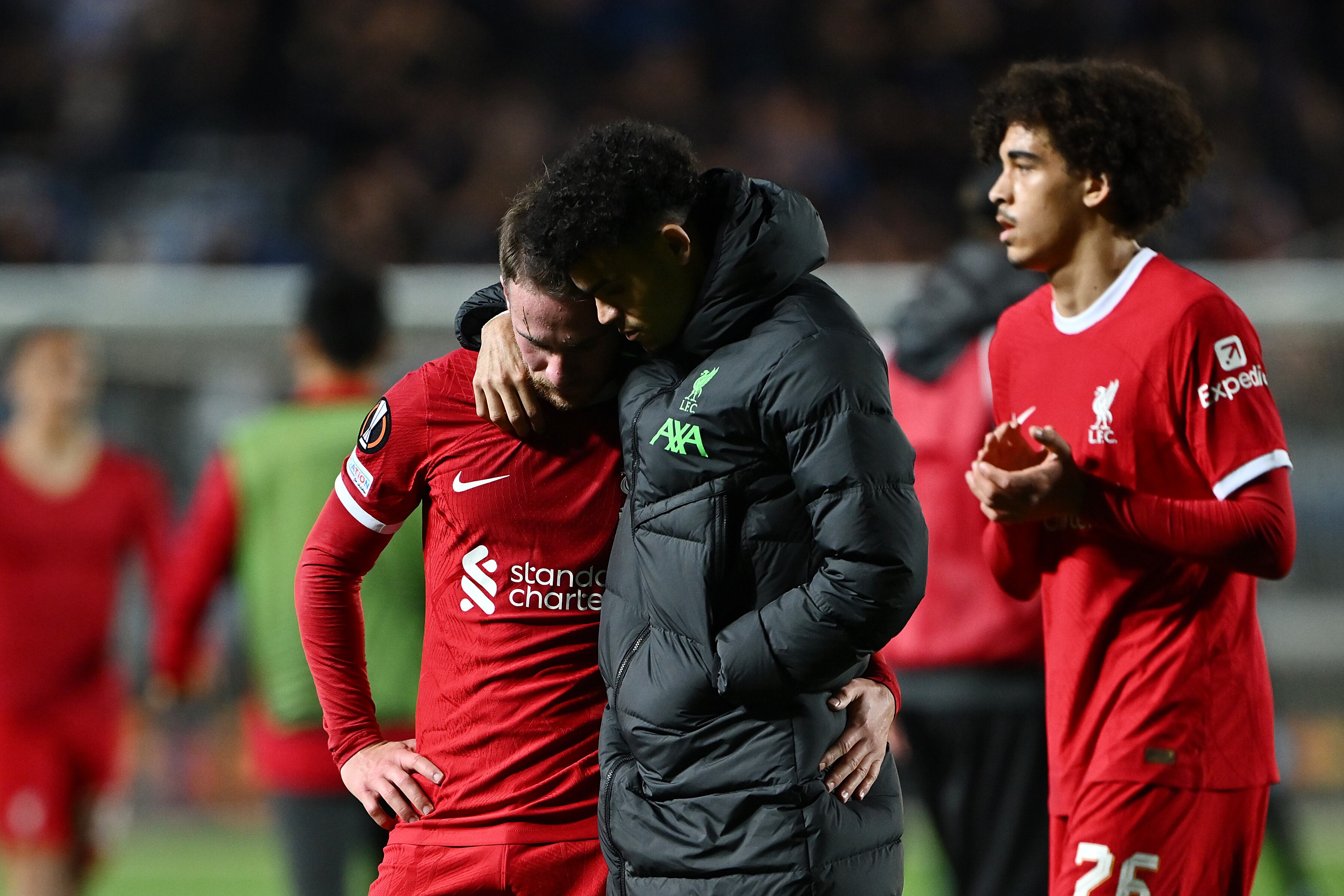 Luis Díaz consuela a Alexis Mac Allister tras la eliminación de Europa League. (Photo by Dan Mullan/Getty Images)