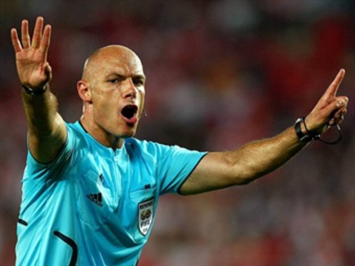Howard Webb encabeza lista de árbitros seleccionados para la Eurocopa