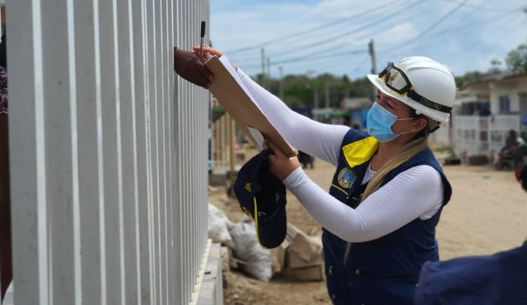 Familias de los sectores más vulnerables en buenas prácticas de prevención de emergencias por lluvias y huracanes.