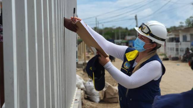 Familias de los sectores más vulnerables en buenas prácticas de prevención de emergencias por lluvias y huracanes.