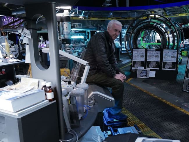 James Cameron posa en la base de Pandora en medio del rodaje de Avatar 2
