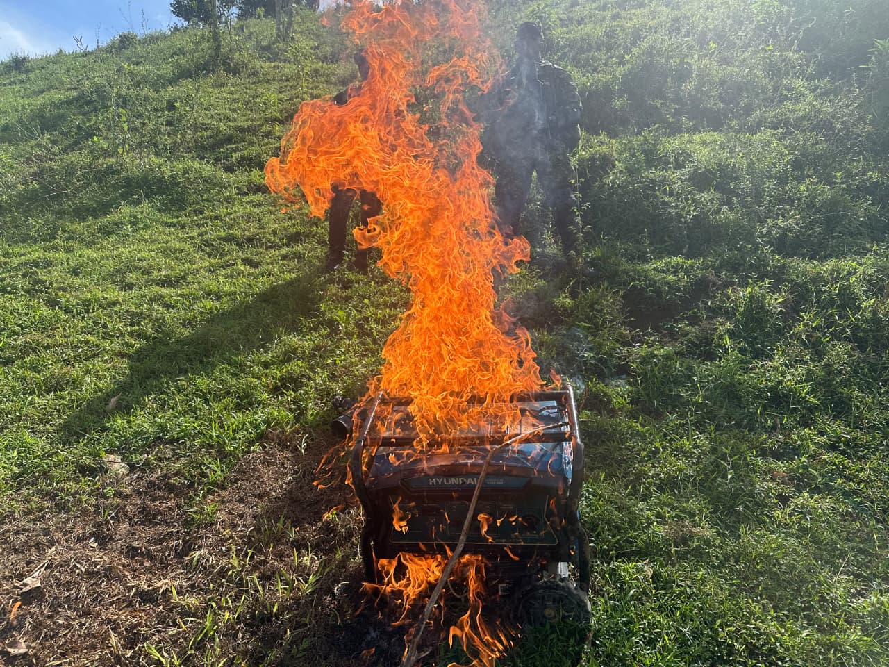 Destruyen maquinaria para la minería ilegal del Clan del Golfo en Remedios. Foto: Primera División.