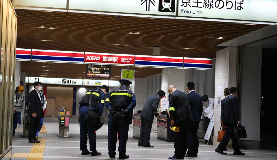 Presencia policial en el metro de Tokio (Japón) tras el ataque con cuchillo. 