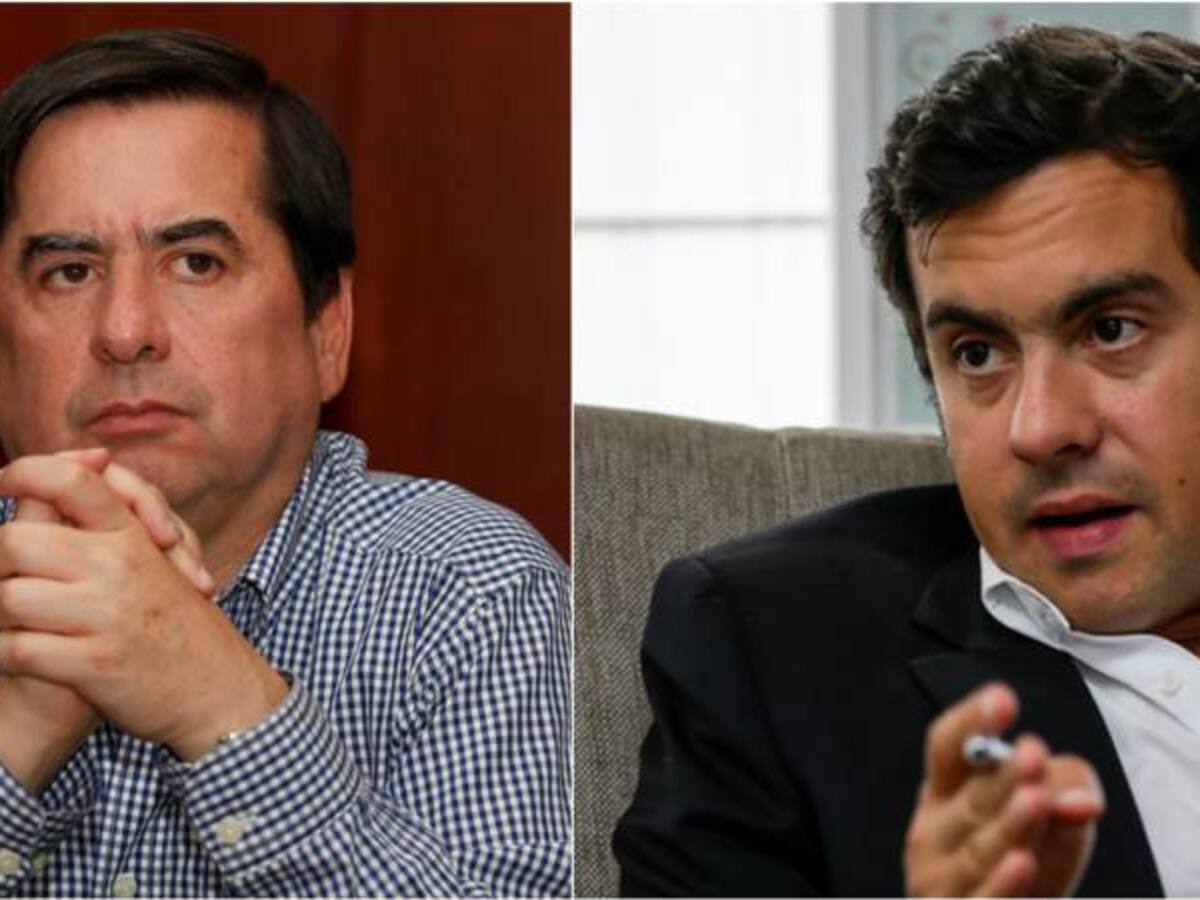 Cambio, con el Cristo de espaldas
