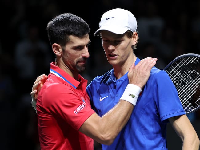 Jannik Sinner vence a Novak Djokovic en la semifinal de Copa Davis | Foto: Clive Brunskill/Getty Images for ITF