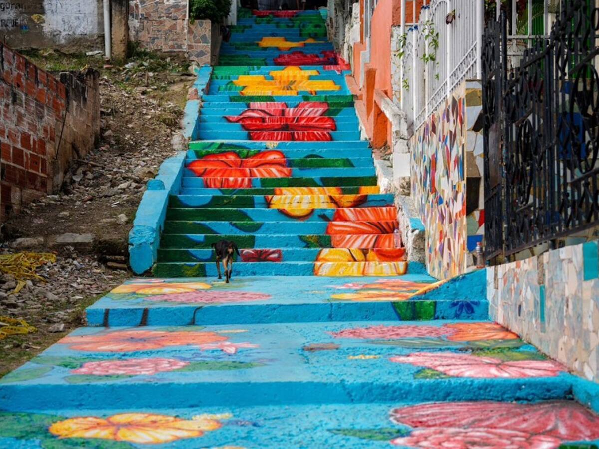 Escaleras con motivos florales, el nuevo atractivo turístico popular en Cartagena