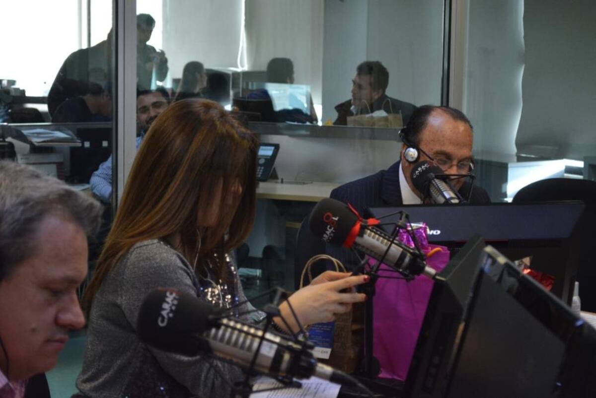 El ídolo de la radio se despide de La Luciérnaga pero continúa con sus comentarios deportivos en El Pulso del Fútbol. #GraciasPelaez
