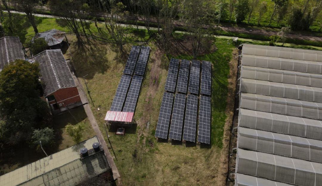 Este sistema de energía alternativa, amigable con el medio ambiente, no maneja acumuladores ni baterías, la energía se inyecta directamente.