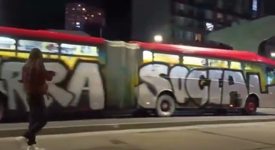 Bus de Transmilenio vandalizado en movimiento. Foto: Captura a video de concejal Juan David Quintero.