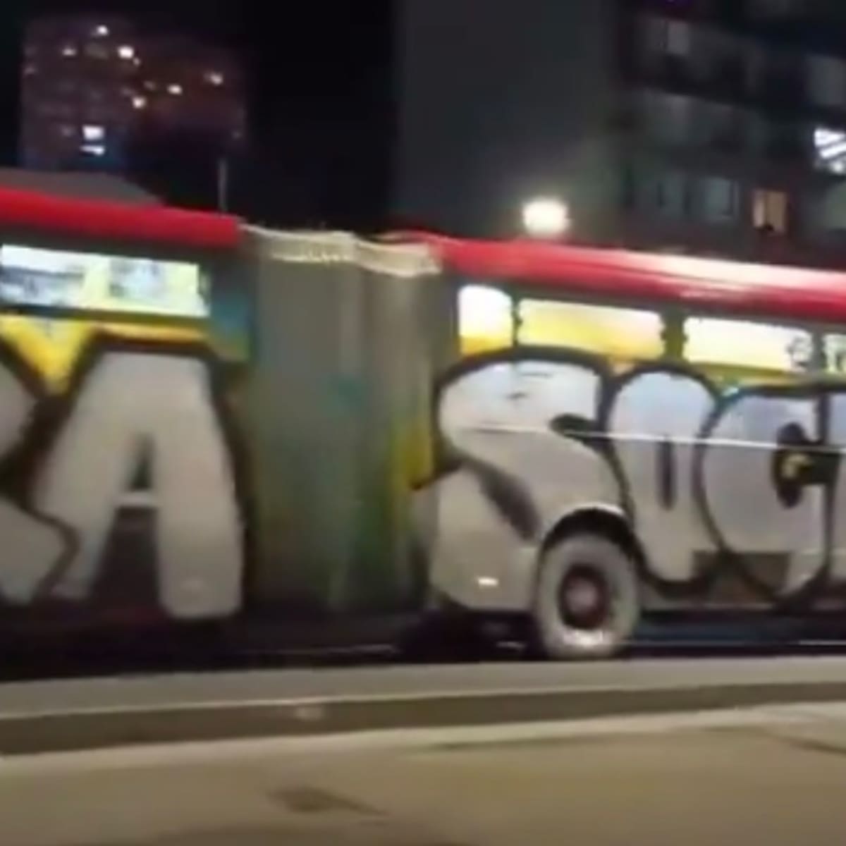Vandalizaron bus de TransMilenio en movimiento en Bogotá: estos son los detalles