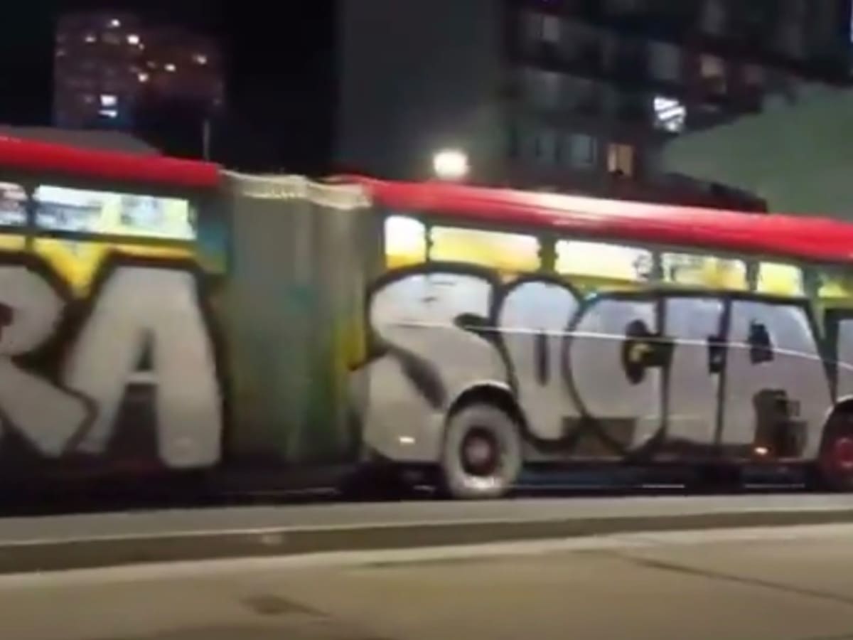 Vandalizaron bus de TransMilenio en movimiento en Bogotá: estos son los detalles