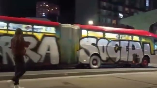 Bus de Transmilenio vandalizado en movimiento. Foto: Captura a video de concejal Juan David Quintero.