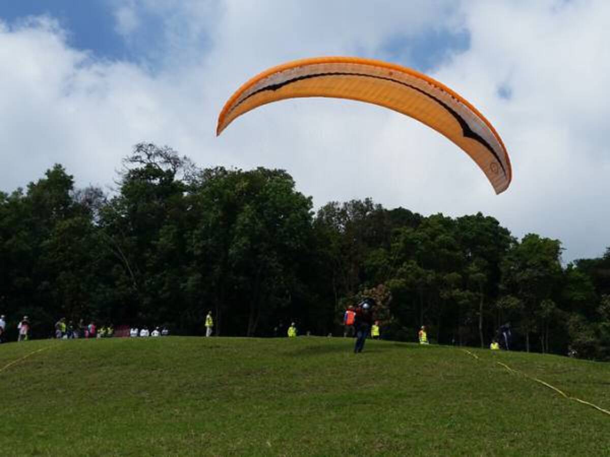 Fuerza Aérea emite nuevas restricciones para el parapentimo