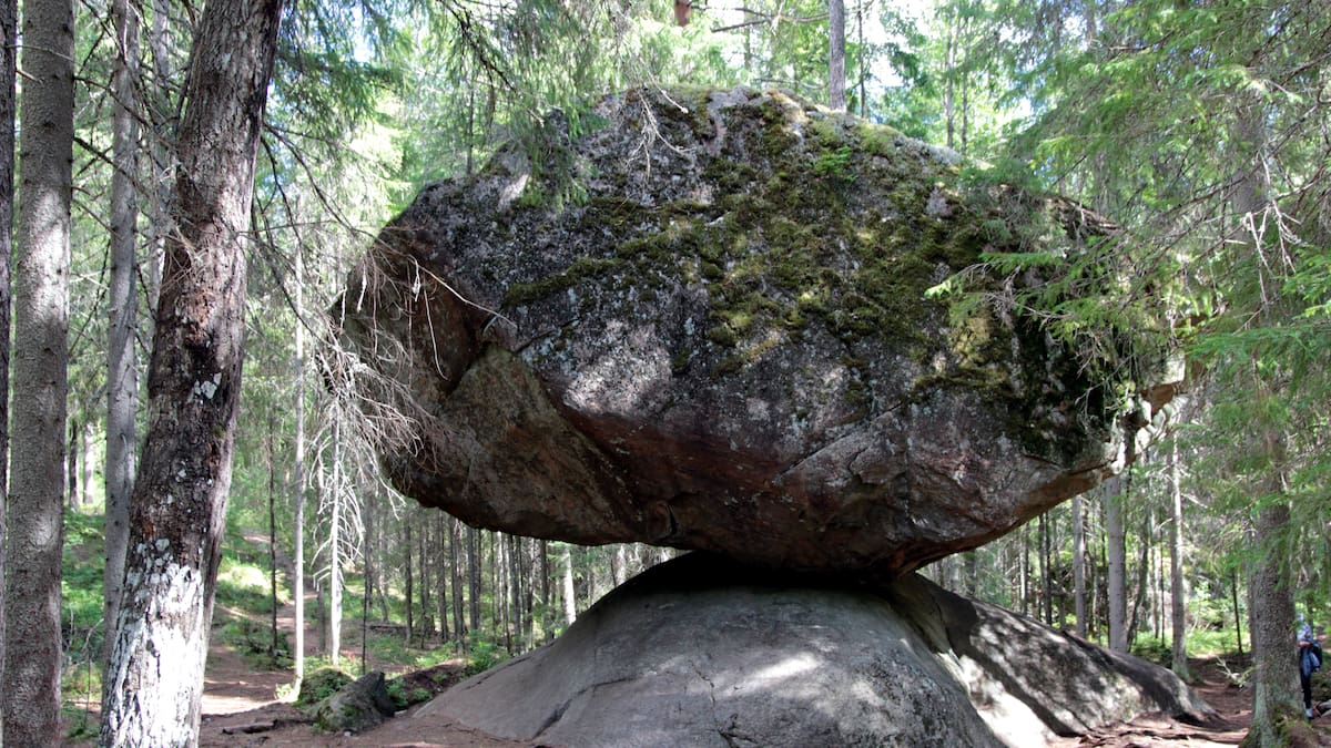 La roca Kummakivi: 11.000 años de equilibrio y de desafío a las leyes de la física