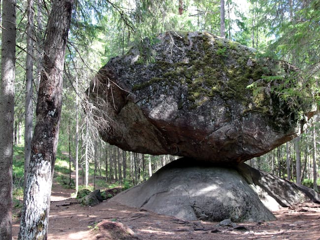 Kummakivi, la roca que desafía las leyes de la física. Foto: Getty Images