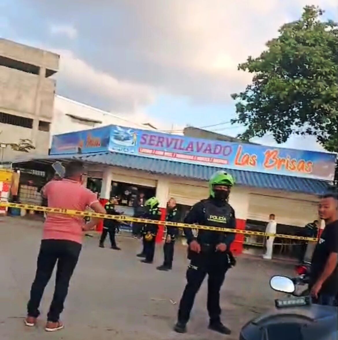Presunto delincuente abatido y un policía de civil herido en Martínez Martelo
