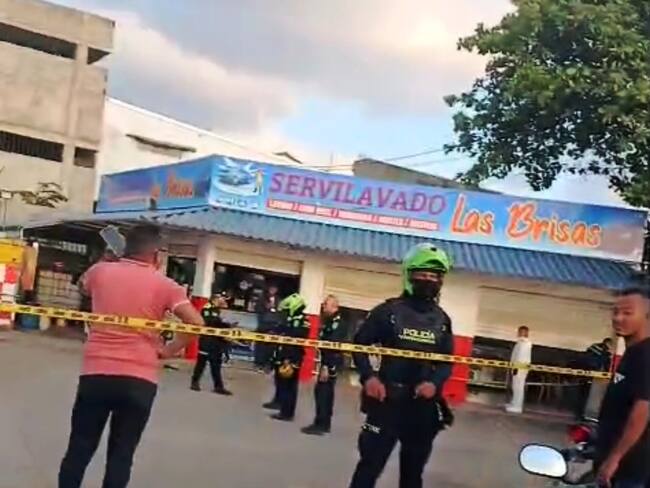 Presunto delincuente abatido y un policía de civil herido en Martínez Martelo