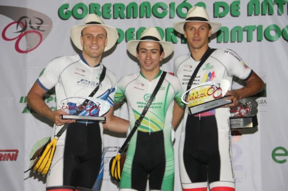 Los ciclistas en la última jornada y cierre del Gran Caracol de Pista