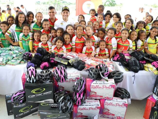 Gobernador Turbay lleva alegría a escuelas deportivas del sur de Bolívar