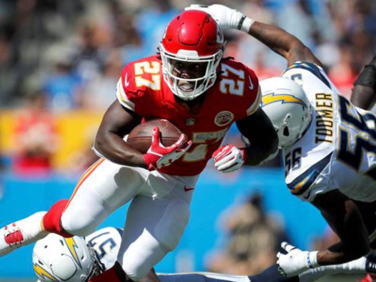 Trump prohíbe a jugadores de la NFL arrodillarse durante himno de EE.UU.