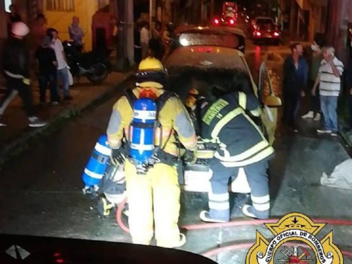 Vehículo taxi se incendió en el barrio San Jorge de Manizales