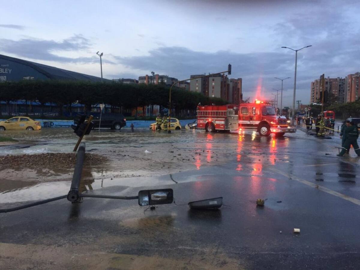 Rotura en tubería provoca trancón en Bogotá