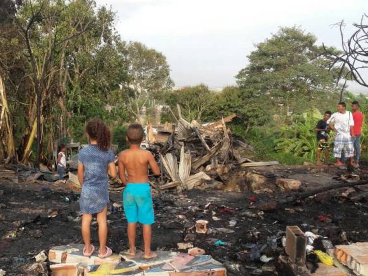 Incendio arrasa con 9 viviendas en bario 7 de Abril en Barranquilla