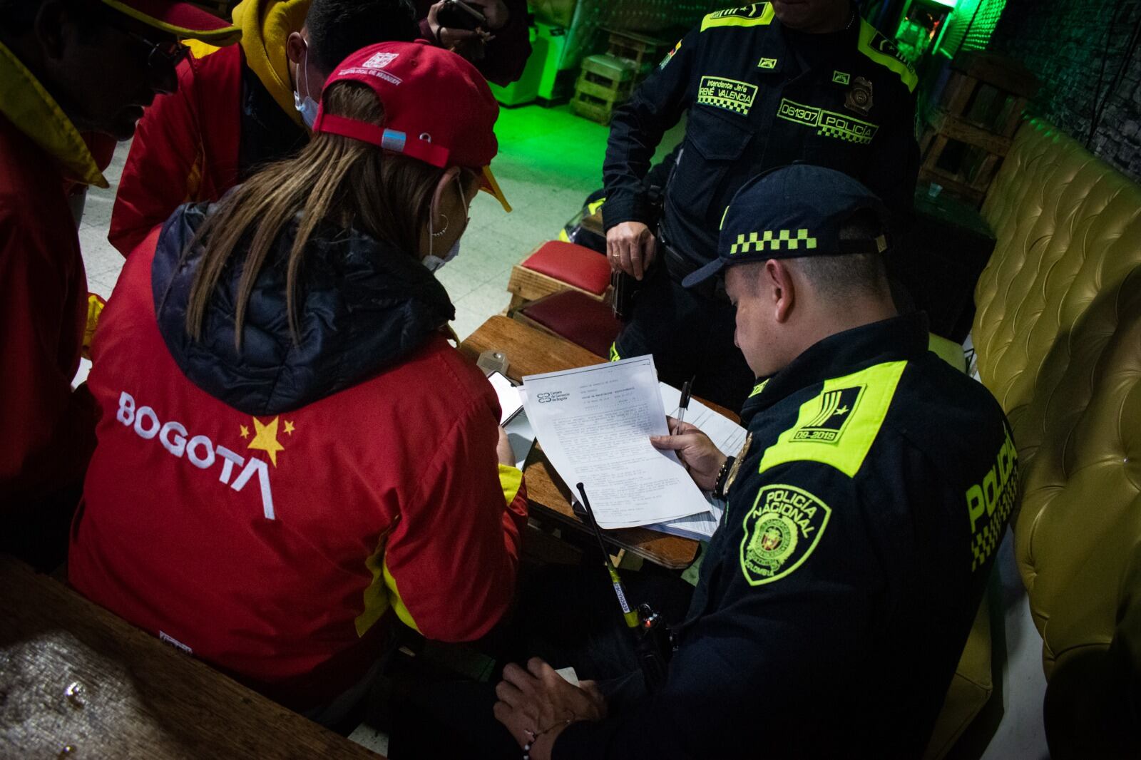 Operativo en tres localidades de Bogotá deja 27 establecimientos sellados y 13 capturas