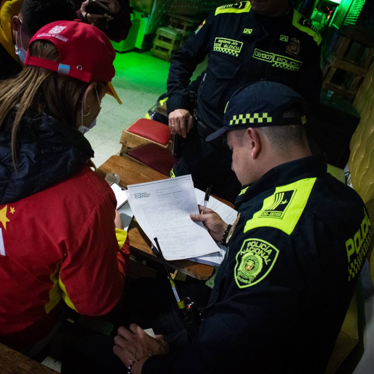 Operativo en tres localidades de Bogotá deja 27 establecimientos sellados y 13 capturas