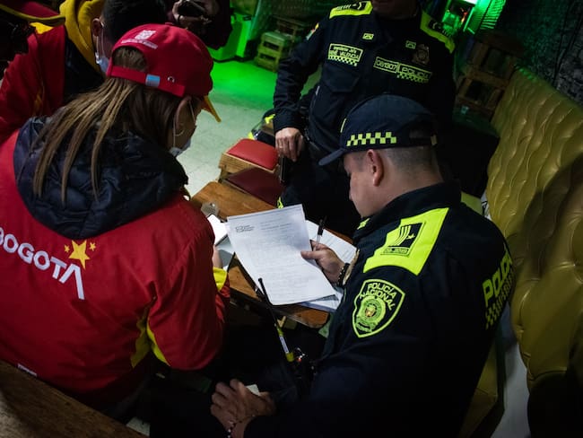 Operativo en tres localidades de Bogotá deja 27 establecimientos sellados y 13 capturas