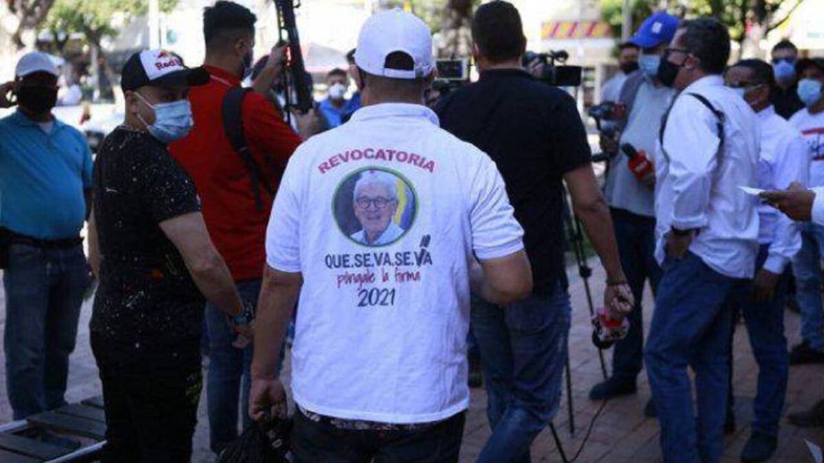 Integrantes del comité de revocatoria listos para la recolección de firmas