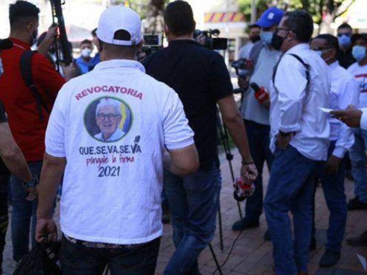 Integrantes del comité de revocatoria listos para la recolección de firmas