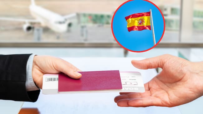 Proceso de migración en un aeropuerto. Una persona recibiendo su tiquete y pasaporte, de fondo una bandera de España (Fotos vía Getty Images)