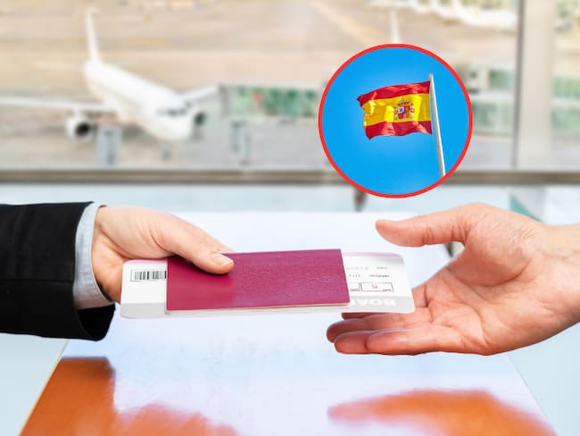 Proceso de migración en un aeropuerto. Una persona recibiendo su tiquete y pasaporte, de fondo una bandera de España (Fotos vía Getty Images)