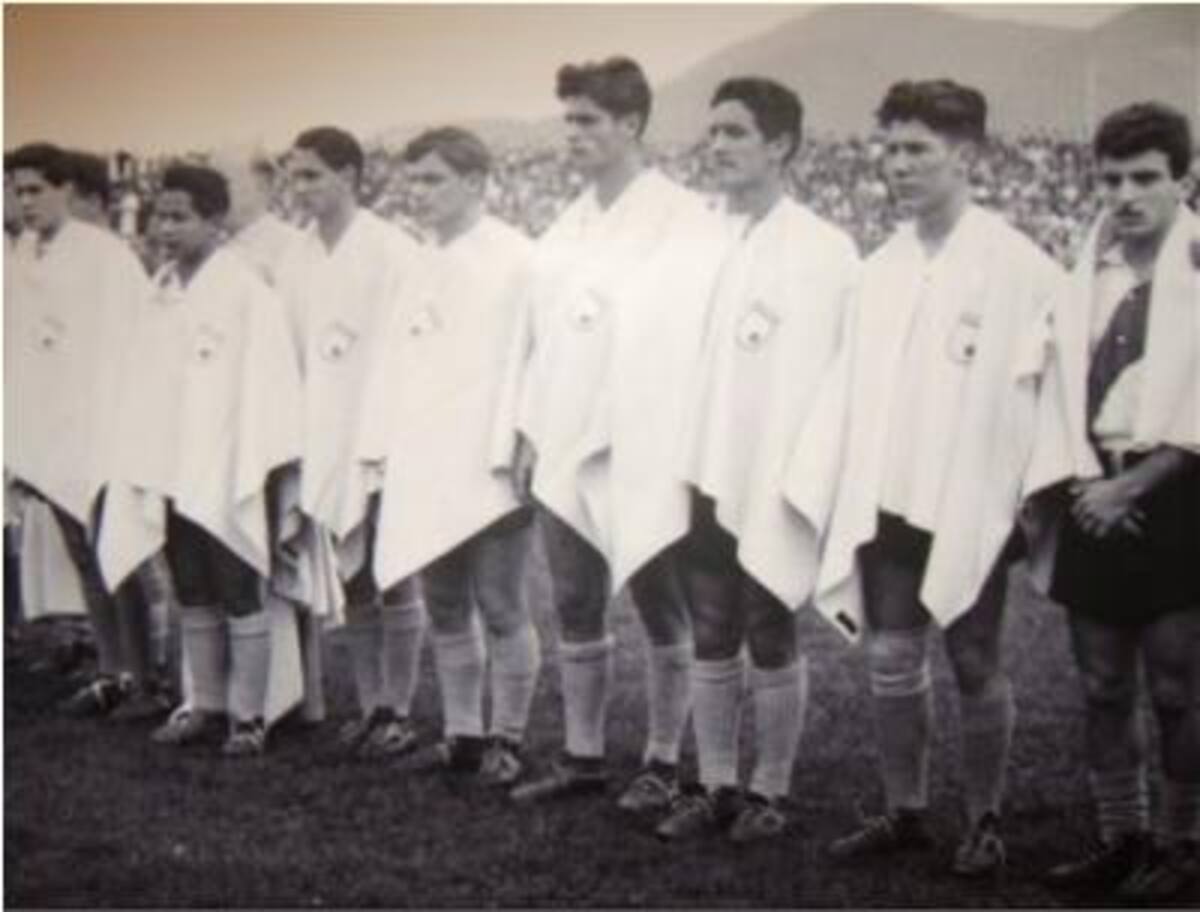 RIVER PLATE DE TERCERA DIVISION EN 1953, LUCIENDO RUANA SANTAFEREÑA.LOS DOS ULTIMOS  DE IZQ-DER: Enrique Omar Sivori y José Américo Montanini.
