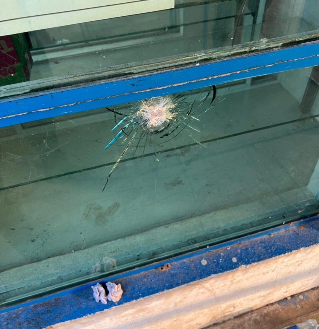 Impacto de bala en vidrio de la Tramacúa