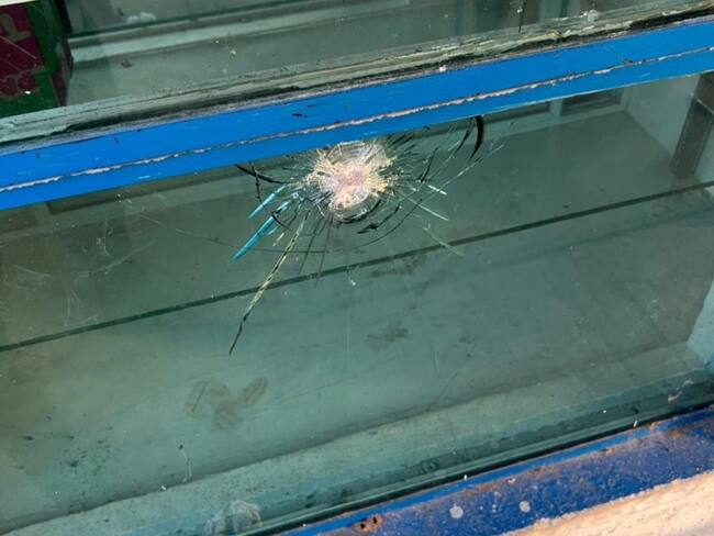 Impacto de bala en vidrio de la Tramacúa
