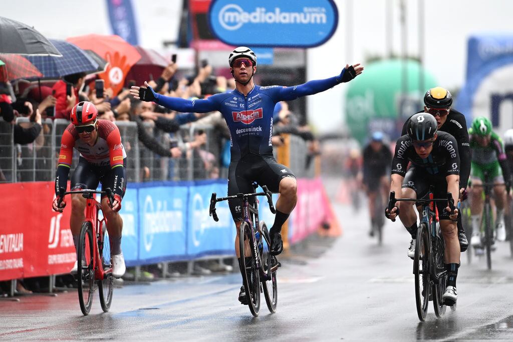 Kaden Groves celebra la victoria en la quinta etapa del Giro de Italia. (Photo by Tim de Waele/Getty Images)