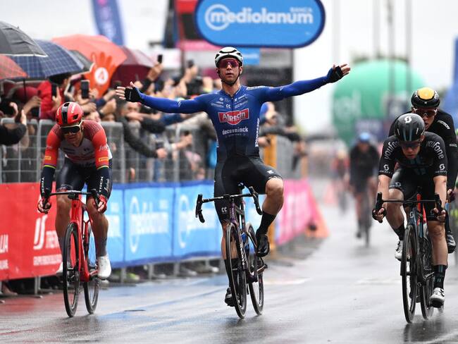 Kaden Groves celebra la victoria en la quinta etapa del Giro de Italia. (Photo by Tim de Waele/Getty Images)