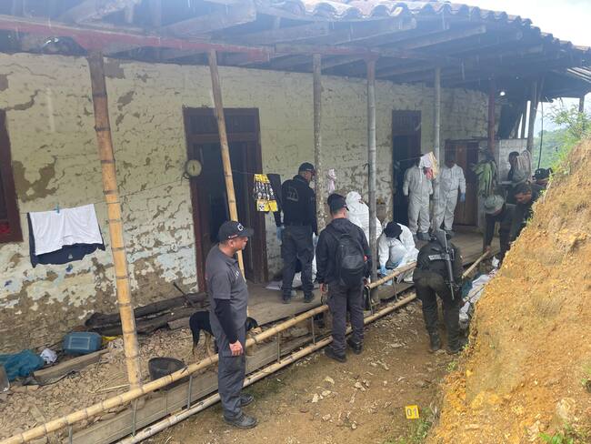 Levantamiento de los cuerpos de los presuntos delincuentes dados en baja en la vereda Catarina, zona rural de Ansermanuevo