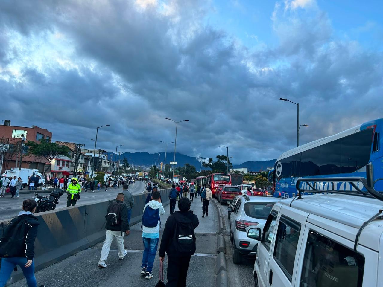 Comerciantes bloquearon la Autopista Sur por presuntas extorsiones. Suministrada.