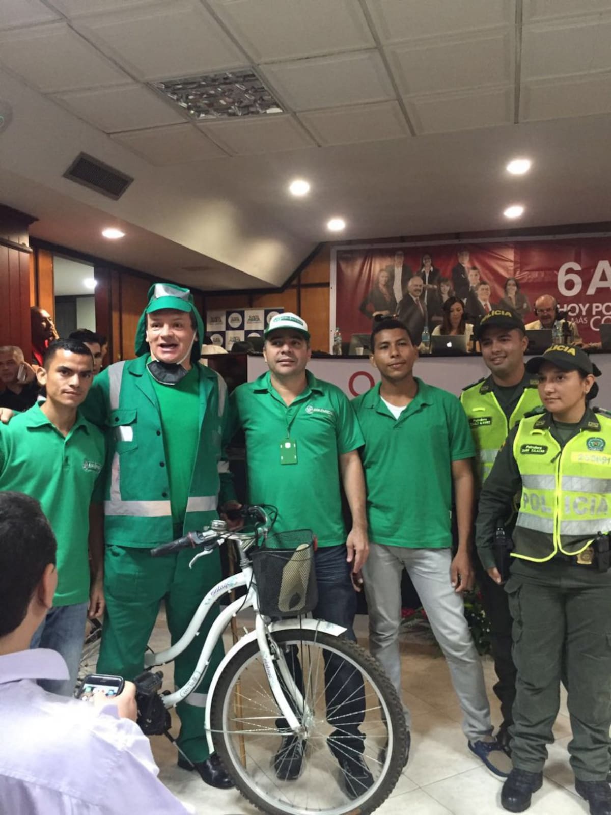 Pedro González, del elenco de la luciérnaga se lleva la atención de los asistentes luciendo un uniforme de empleado de aseo de Santa Marta.  