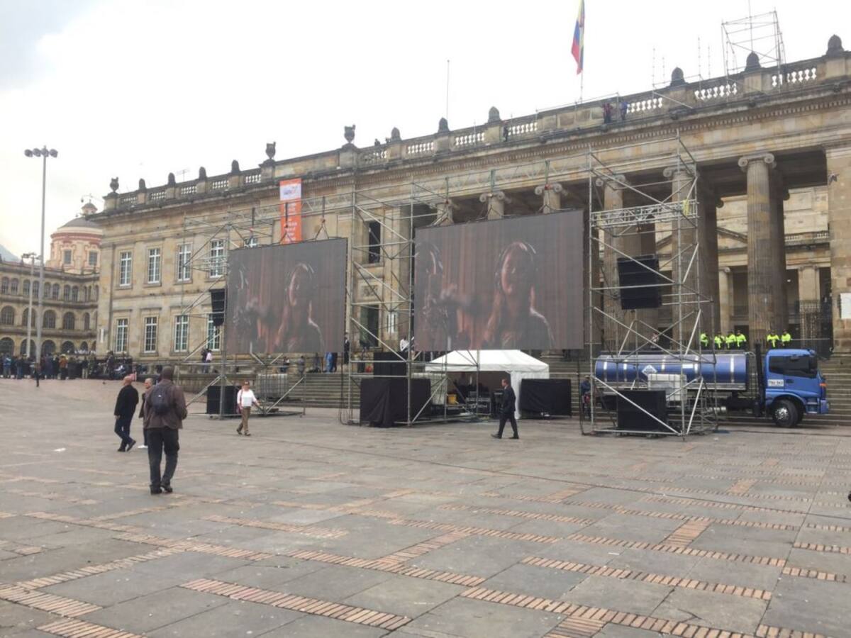 Desde las 10:00 de la mañana han estado llegando los invitados al Teatro Colón para presenciar la firma del acuerdo que le pondrá fin a la guerra.